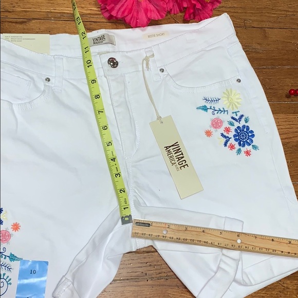 ⭐️🆕White Floral Embroidered Denim SHORTS🌸 - Picture 5 of 9
